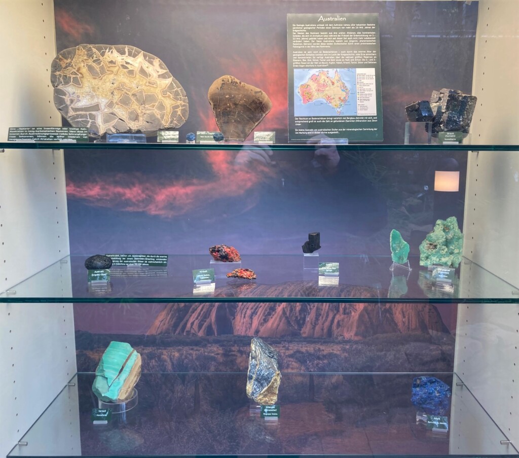 (Abb. 7: Mineralien aus Australien, der Australit liegt auf der mittleren Glasplatte ganz links – Foto: Volker Duda)