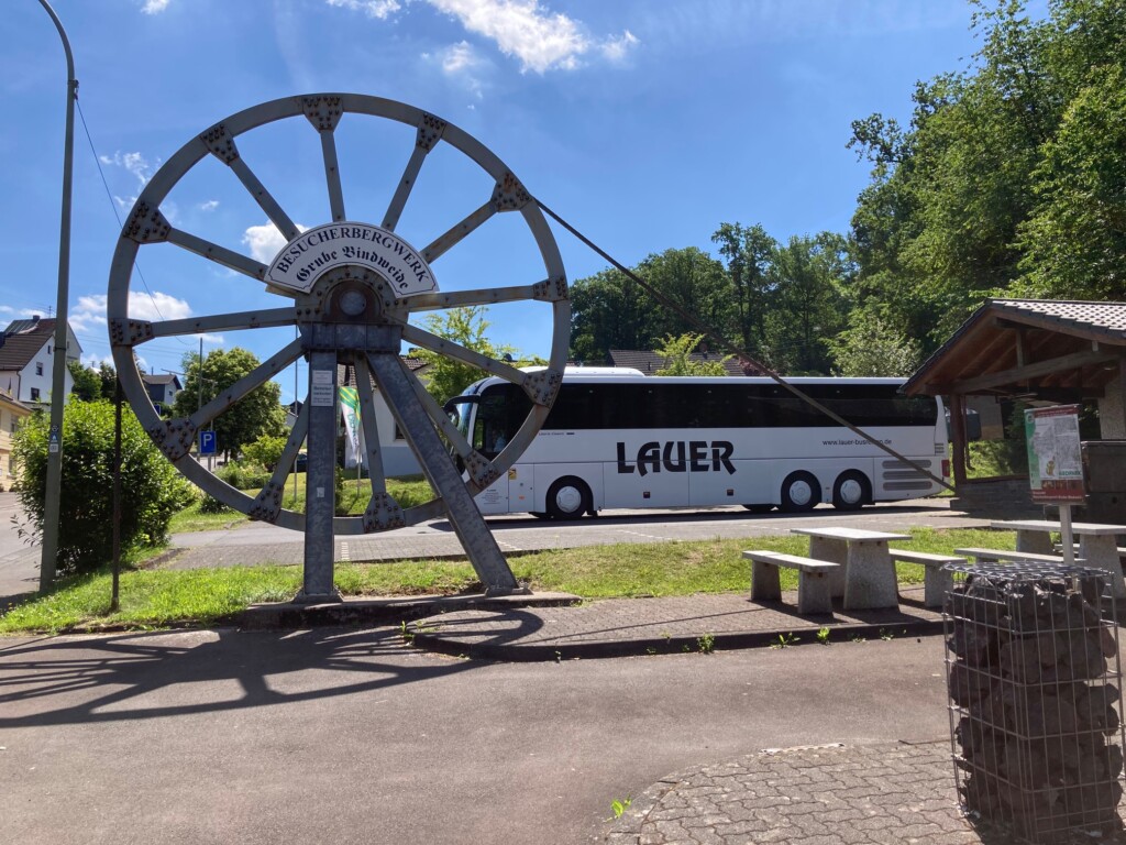 (der Bus vor dem Geoinformationszentrum in der Bindweider Straße in Steinebach; Foto: Volker Duda)