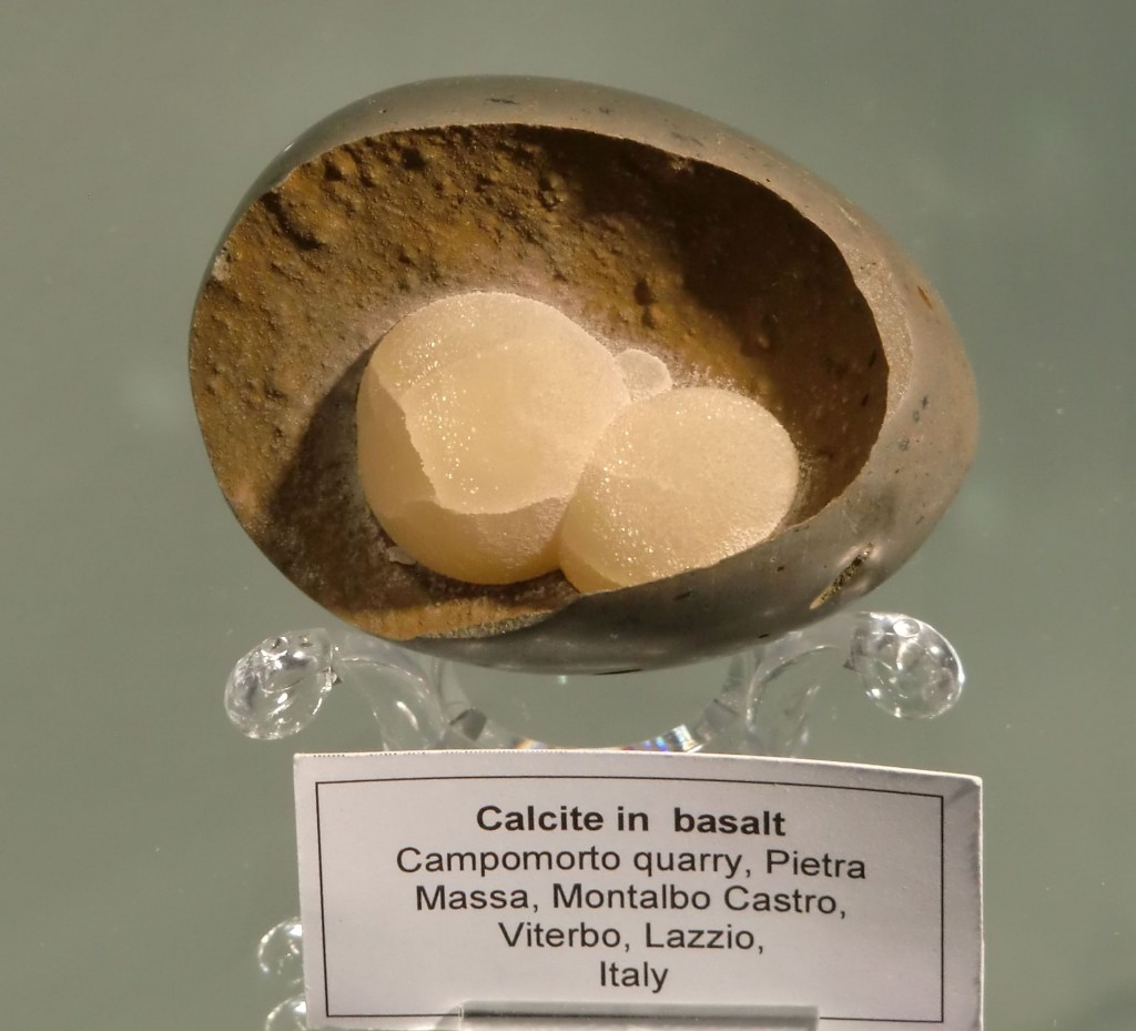 Calcit in Basalt