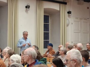 Geduldig beantwortet Prof. Fichtner die vielen Fragen