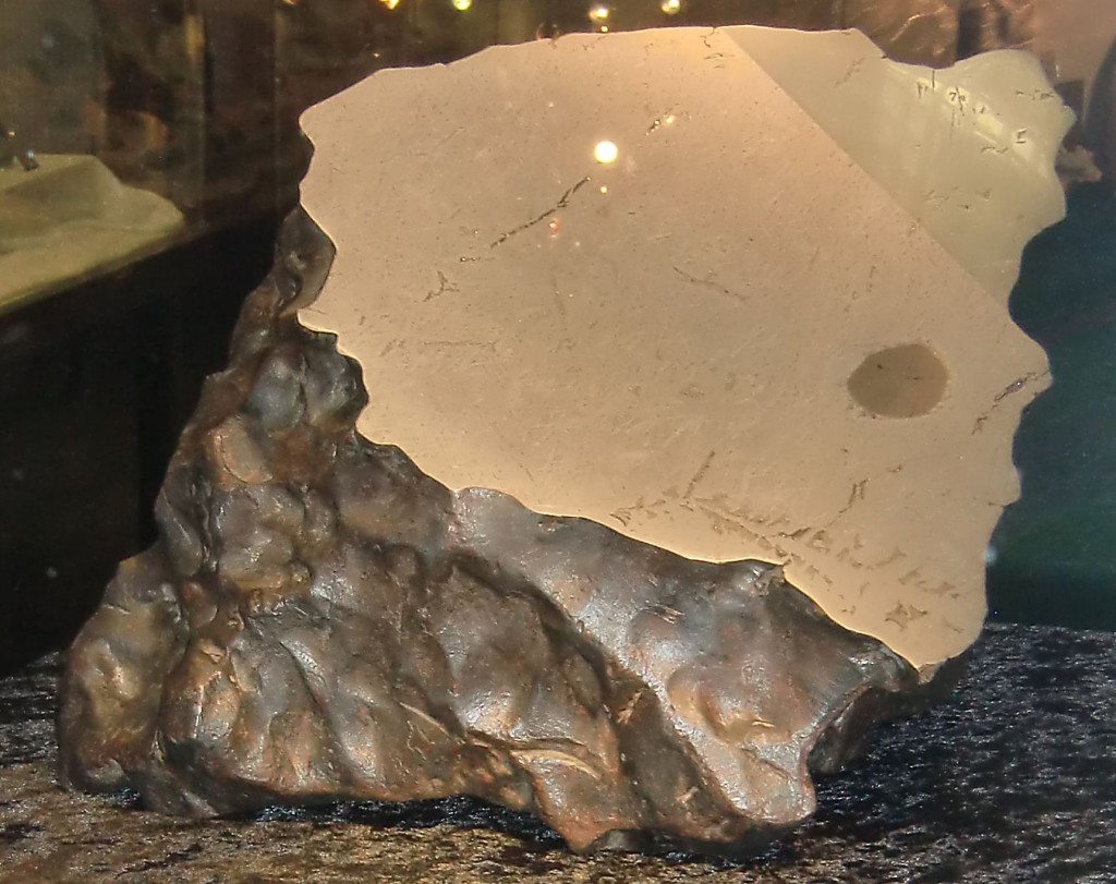 Meteorit von Treysa, Anschnittfläche, Mineralogisches Museum Marburg