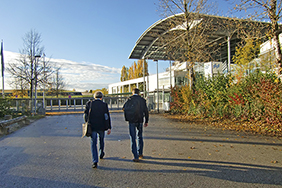 Peter Masberg im Anmarsch auf die Messehallen