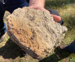 Handstück aus hell-beigem Tuff