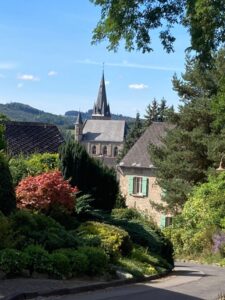 Häuser und Kirche in Weibern aus hell-beigem Tuff