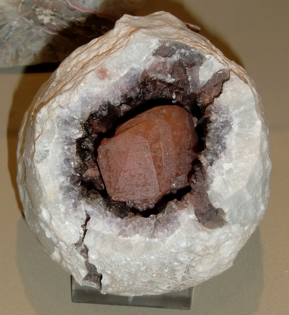 Quarzdruse mit großem Calcitkristall im Innern 