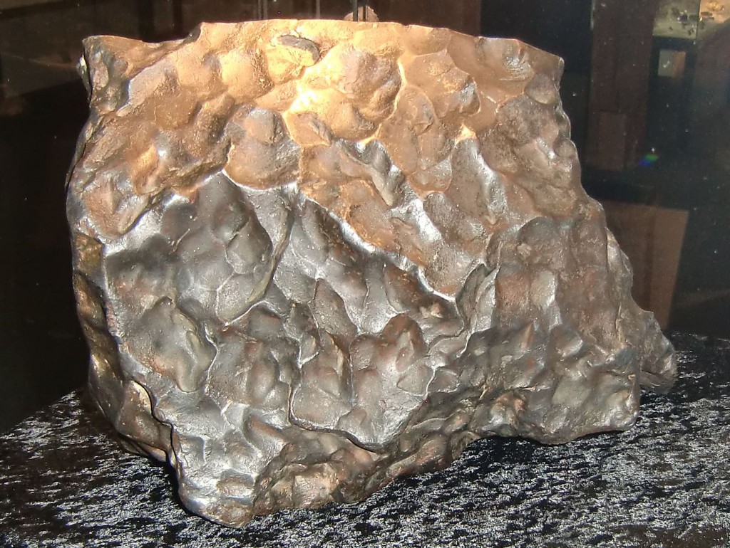 Rückseite des Meteoriten von Treysa, Mineralogisches Museum Marburg